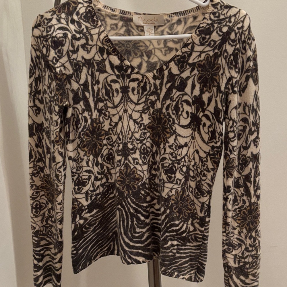 Soft and cozy Cashmere Sweater in shades of brown,dark gray and beige.